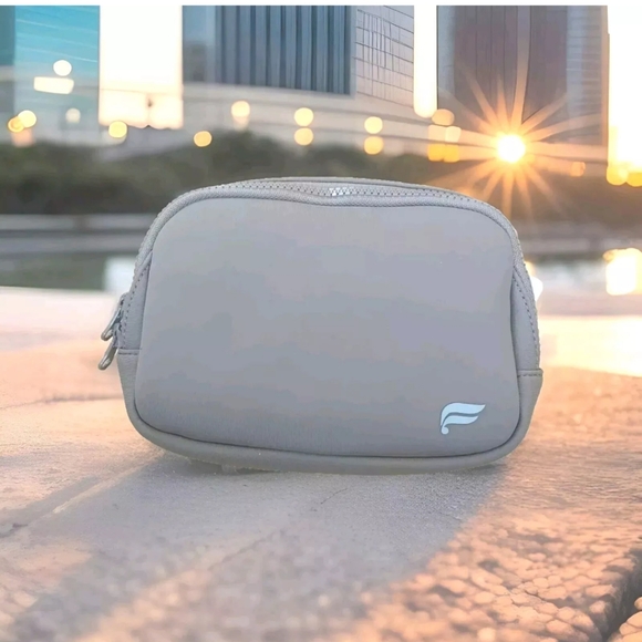 Fabletics Belt Bag Neoprene Fanny Pack Desert Shadow School Work Travel New - Picture 4 of 7